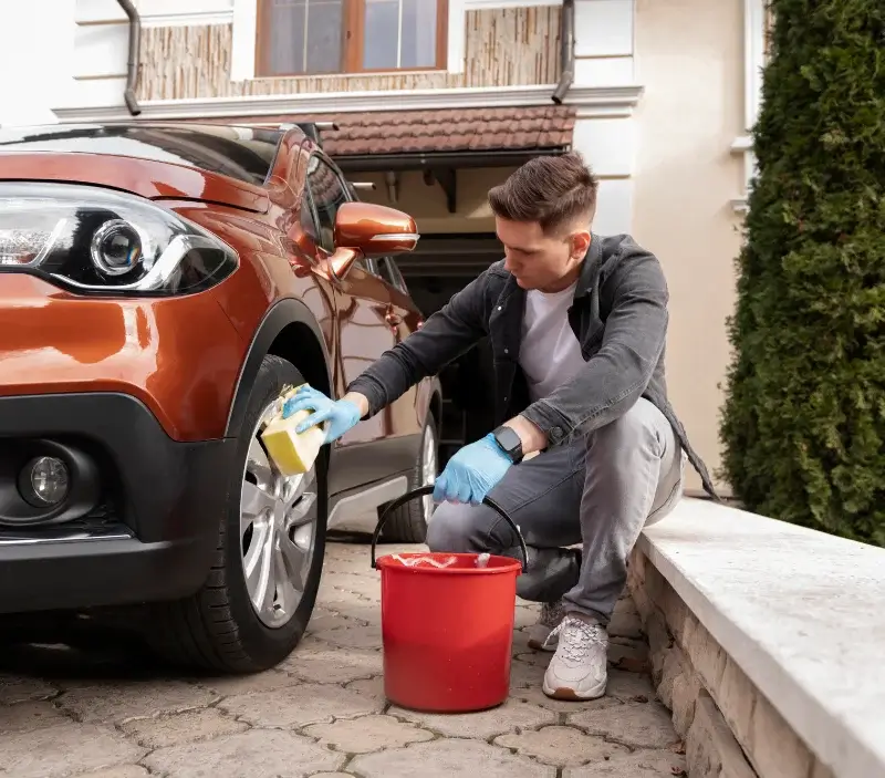 Lavage auto à domicile Castelnau-d'Arbieu : professionnel intervenant sur un véhicule
